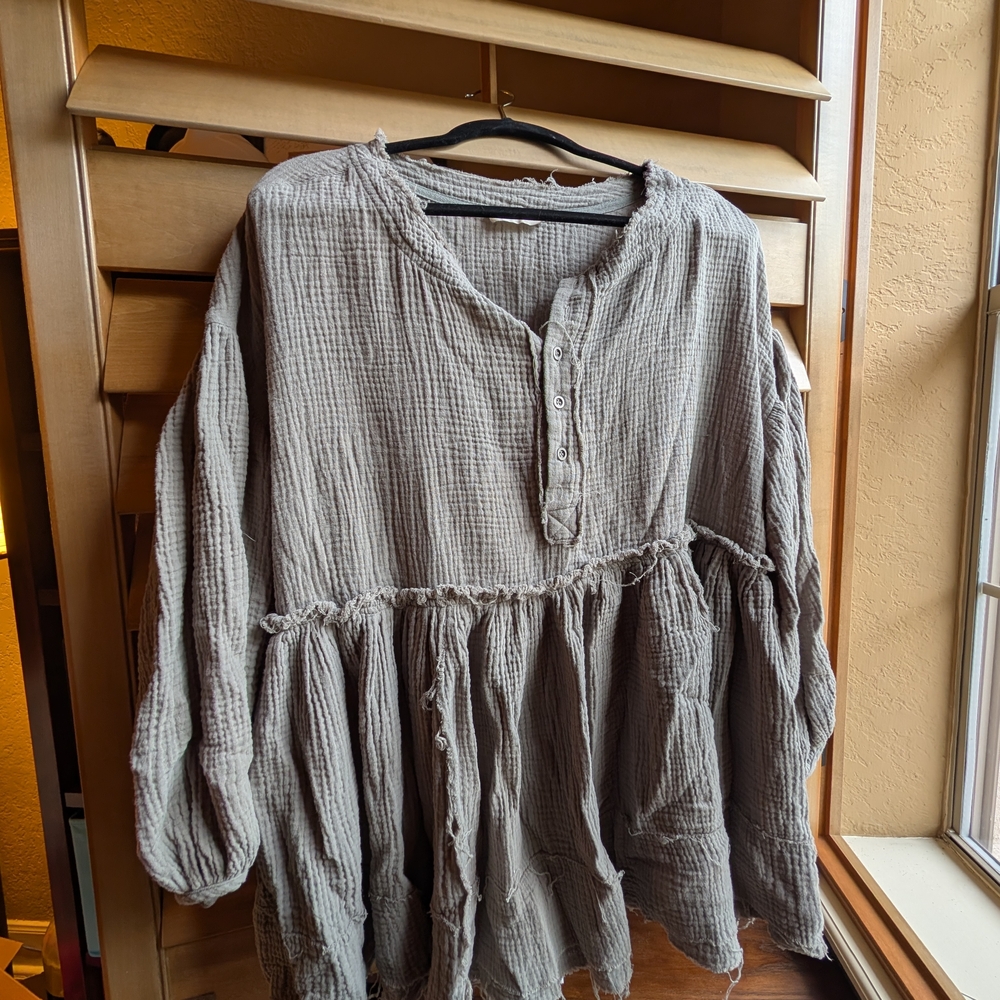 By Together Gray Long Sleeve Ruffled Tunic